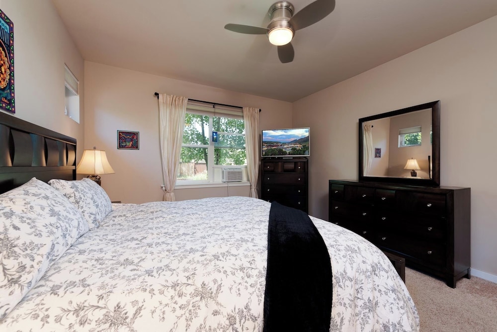 Modern Home 2 Miles from Downtown DGO Pet Friendly Fenced Yard (30+ Day) Durango Vrbo