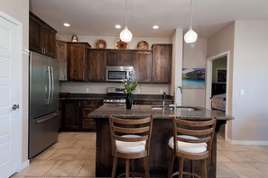 Kühlschrank, Ofen, Herdplatte, Wasserkocher mit Kaffee-/Teezubehör