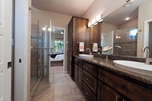 Badewanne, Haartrockner, Handtücher