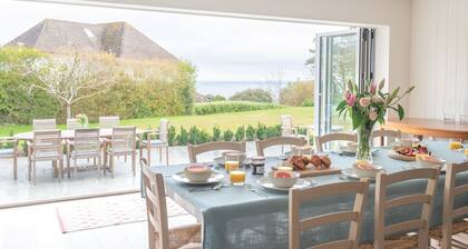 White Horses - a large dog friendly home overlooking South and North Sands beaches in Salcombe