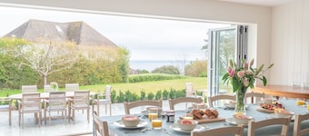 White Horses - a large dog friendly home overlooking South and North Sands beaches in Salcombe