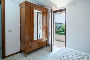 1 slaapkamer, een strijkplank/strijkijzer, gratis wifi, beddengoed