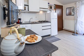 Køleskab, mikrobølgeovn, kogeplade, opvaskemaskine