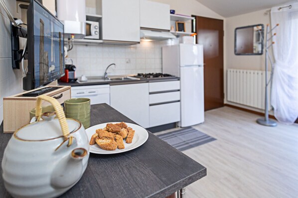 Fridge, microwave, stovetop, dishwasher