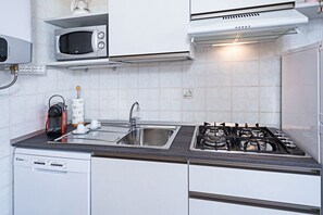 Køleskab, mikrobølgeovn, kogeplade, opvaskemaskine
