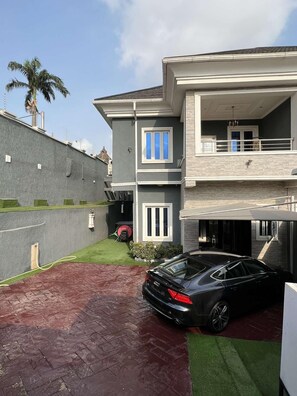 Property grounds - Lovely nb 3-bed House in Opebi (Lagos)
