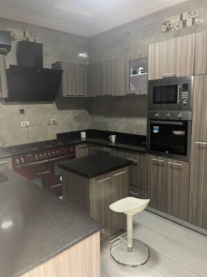 Private kitchen - Lovely nb 3-bed House in Opebi (Lagos)