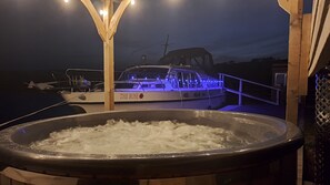 Outdoor spa tub - The Rose 37ft Lakeside Yacht inc Hot Tub (Swansea)