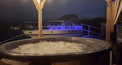 The Rose 37ft Lakeside Yacht inc Hot Tub