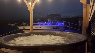 The Rose 37ft Lakeside Yacht inc Hot Tub