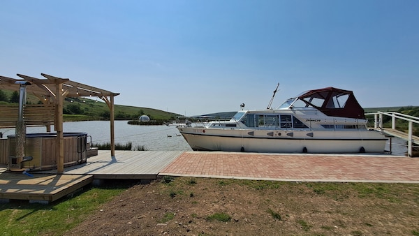 The Rose 37ft Lakeside Yacht Inc Hot Tub - Wales