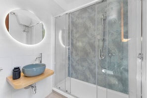 Dusche, Haartrockner, Bidet, Handtücher