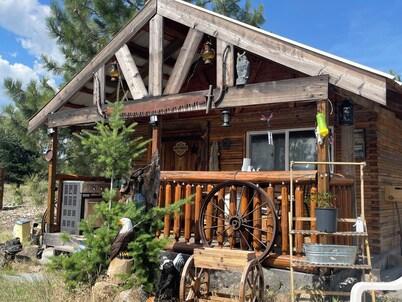 Beautiful cabin with rustic charm in Eureka, MT!