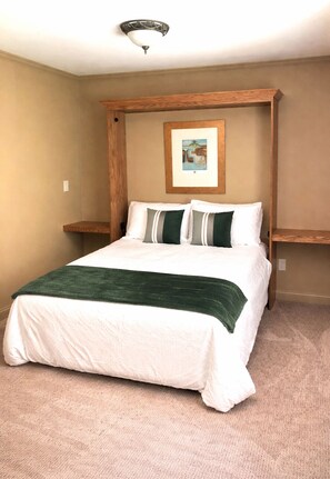 4 bedrooms, desk, iron/ironing board, travel cot - Walk to Road America & near Kohler Golf  ~ 
The Woods Estate ~ Modern Luxury (Plymouth)