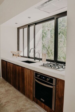 Kühlschrank, Mikrowelle, Ofen, Wasserkocher mit Kaffee-/Teezubehör