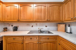 Fridge, microwave, oven, electric kettle - Hambleton Hall Apt (Thirsk)