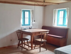 Dining - Rural living in renovated farmhouse-EG, terrace, 20 min to Landshut  (Geisenhausen)
