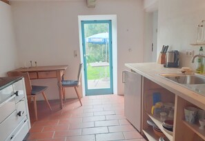 Fridge, oven, stovetop, electric kettle
