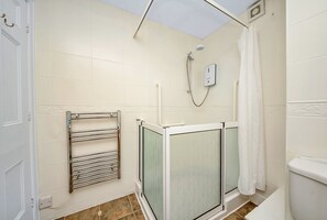 Badewanne, Haartrockner, Handtücher