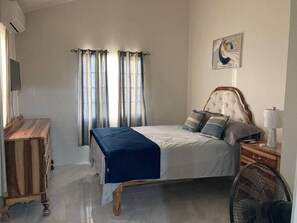 House | 2 bedrooms, iron/ironing board, free WiFi, bed sheets - Sleeps 4 With Free Parking, 15-min to Beach (Discovery Bay)