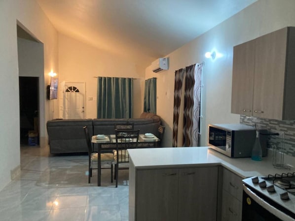Casa | Cocina privada | Frigorífico, microondas, horno y placa de cocina