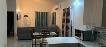 Sleeps 4 With Free Parking, 15-min to Beach