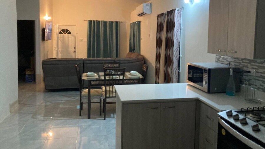 Sleeps 4 With Free Parking, 15-min to Beach