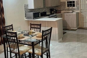 Fridge, microwave, oven, stovetop - Sleeps 4 With Free Parking, 15-min to Beach (Discovery Bay)