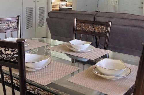 Sleeps 4 With Free Parking, 15-min to Beach