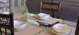 Sleeps 4 With Free Parking, 15-min to Beach