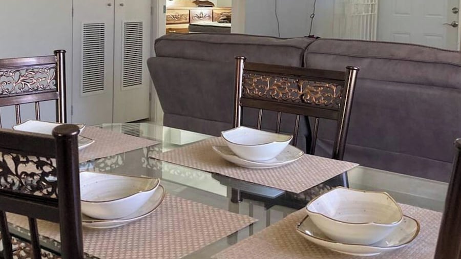 Sleeps 4 With Free Parking, 15-min to Beach