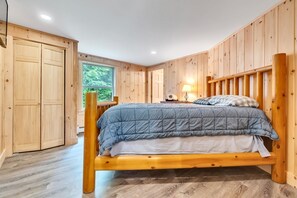3 bedrooms, free WiFi, bed sheets - SEBAGO LAKE WATERFRONT. Frontage is on Northwest River with views of Sebago Lake (Sebago)