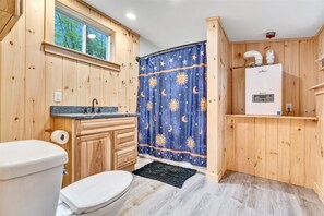 Bathtub, towels