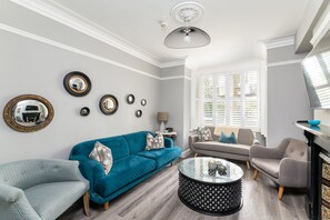 Smart TV - 7 Longfield Terrace · Gorgeous Central 5 Bed House in York with Parking - Pass The Keys (York)