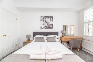 5 bedrooms, iron/ironing board, travel cot, free WiFi - 7 Longfield Terrace · Gorgeous Central 5 Bed House in York with Parking - Pass The Keys (York)