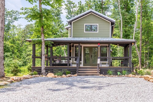 Lulu's Place - A Lakeside Tiny Home in Tennessee