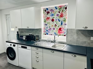 Comfort Apartment, 3 Bedrooms | Private kitchen | Fridge, microwave, oven, stovetop
