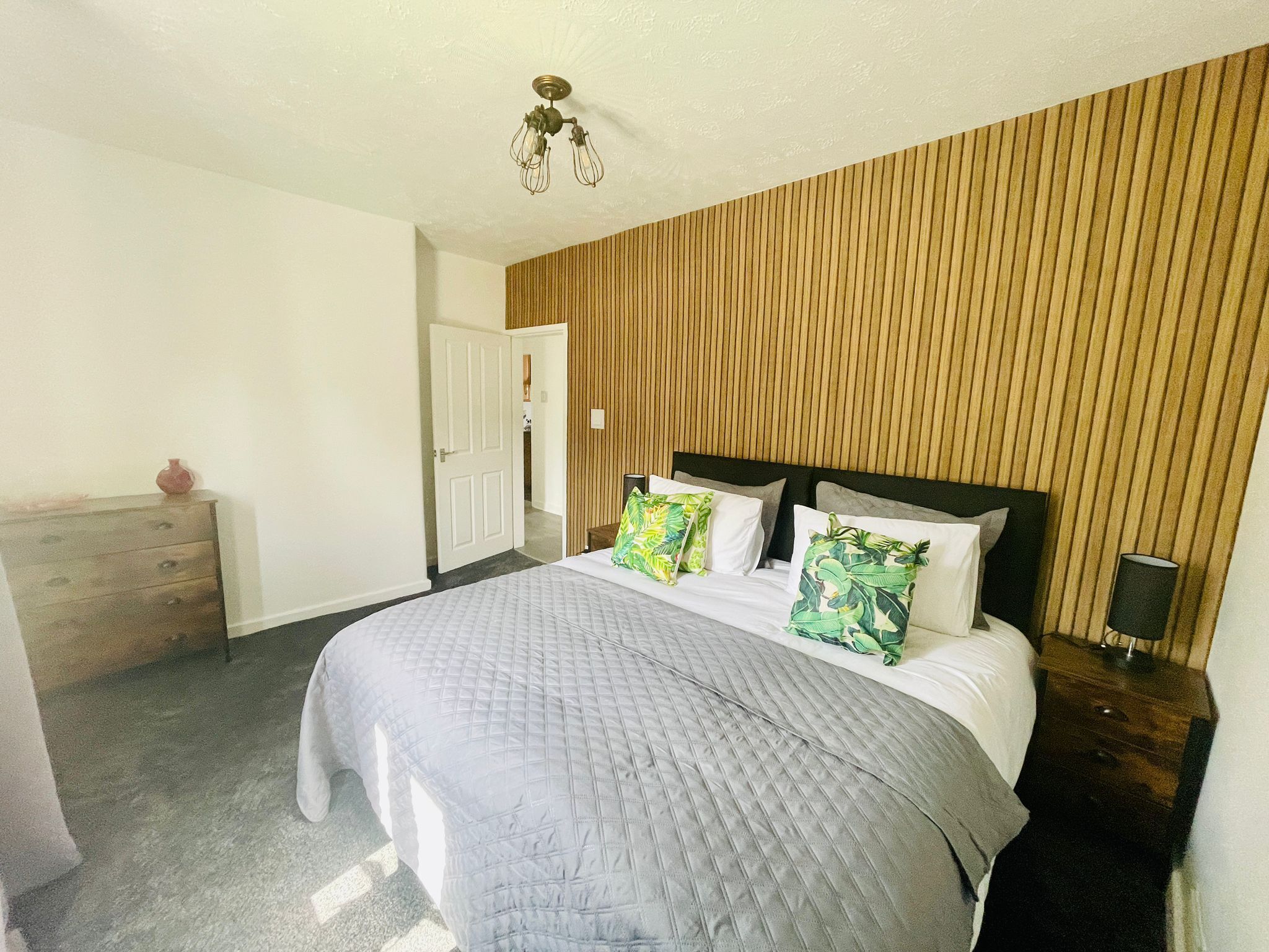 คอมฟอร์ทอพาร์ทเมนท์ | 3 ห้องนอน, เตารีด/โต๊ะรีดผ้า, Wi-Fi ฟรี