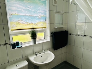 Comfort Apartment, 3 Bedrooms | Bathroom | Towels