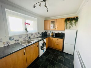 Comfort Apartment | Private kitchen | Fridge, microwave, oven, stovetop - Elmbank Avenue House (Glasgow)