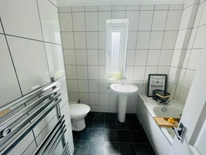 Comfort Apartment | Bathroom | Towels - Elmbank Avenue House (Glasgow)
