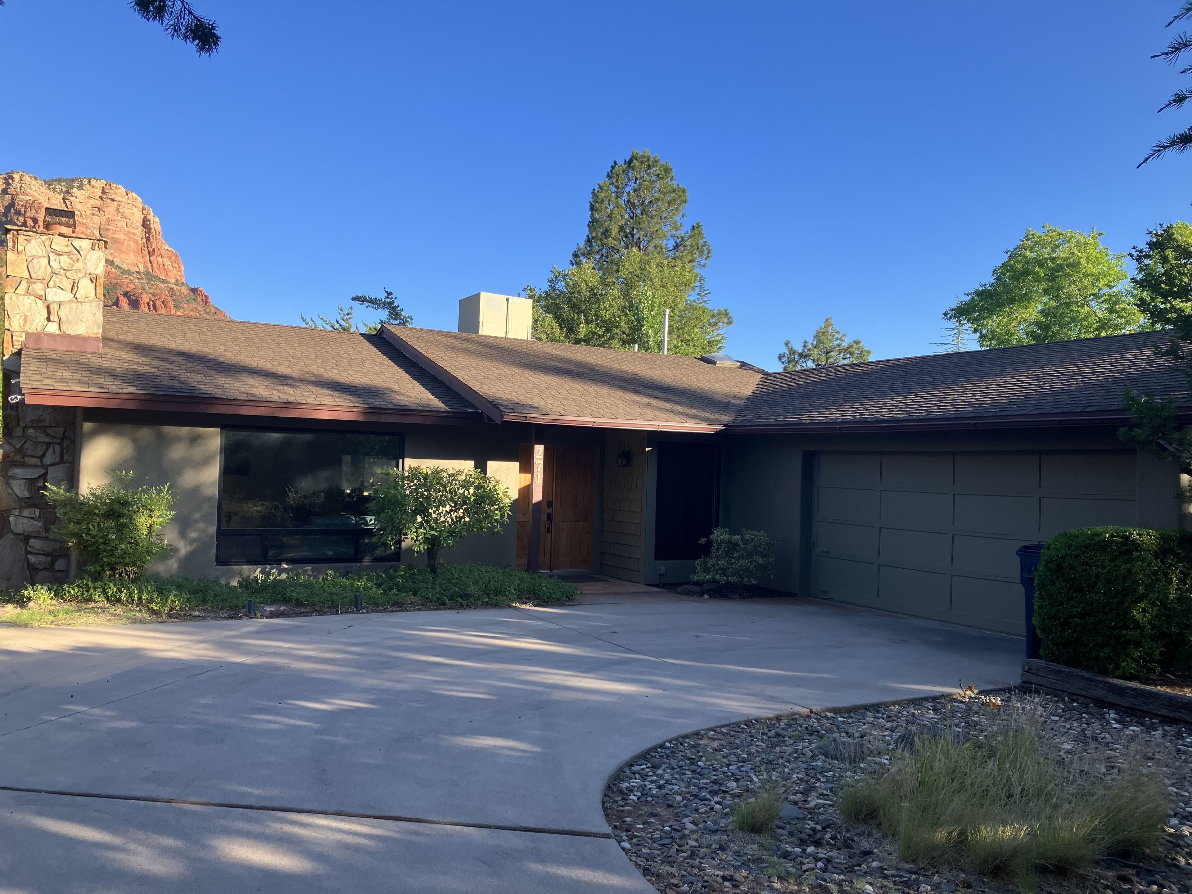 Lake Dr home w/ red mountain backyard views/oak creek green belt/ pvt hot tub