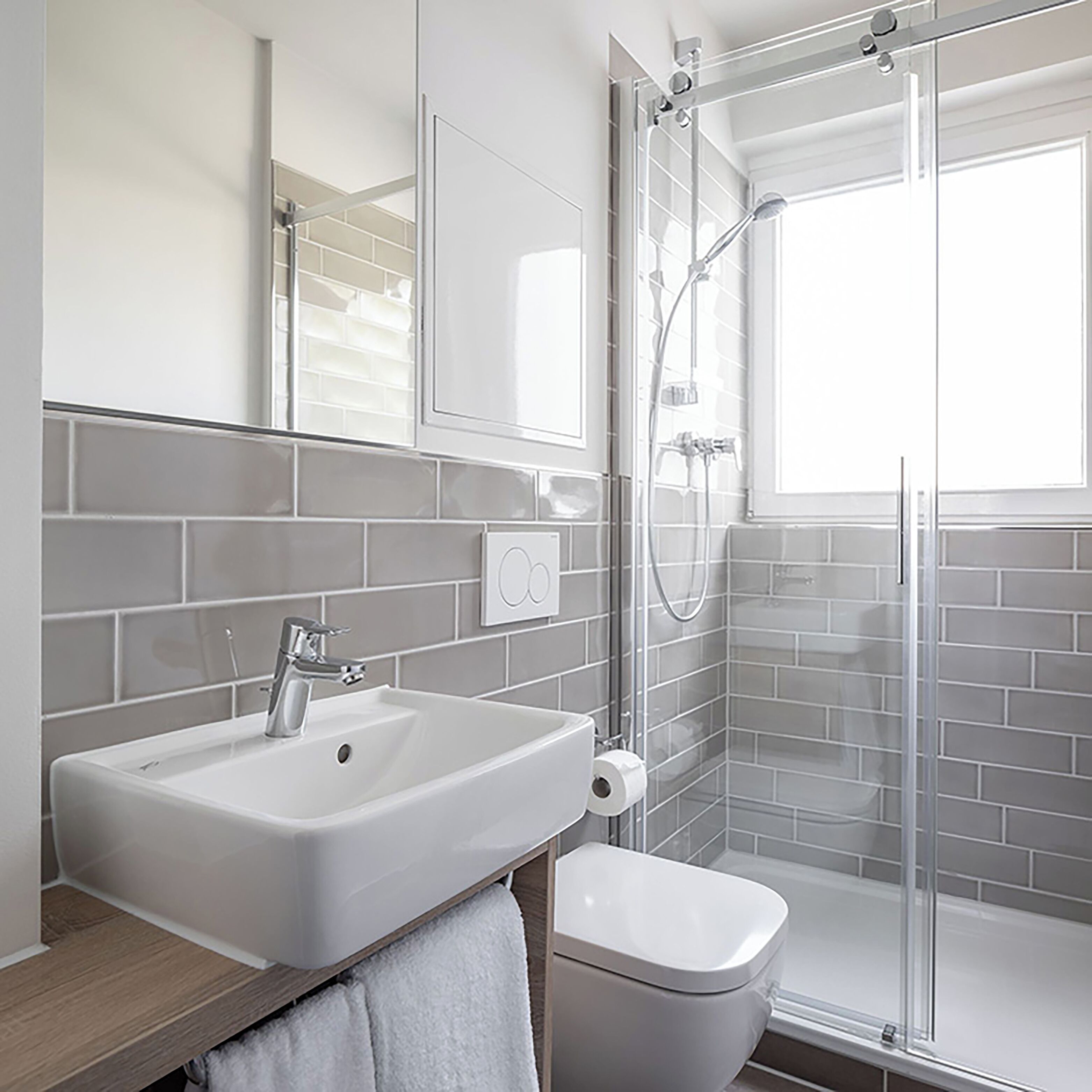 Een douche, een regendouche, een haardroger, handdoeken