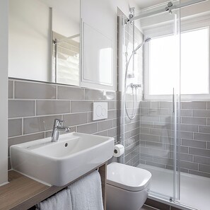 Shower, rainfall showerhead, hair dryer, towels - HUB Apartments - Harburg (Hamburg)