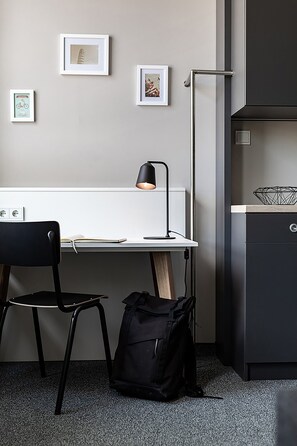 Base HUB | Living area | 75-cm flat-screen TV with satellite channels, offices - HUB Apartments - Harburg (Hamburg)