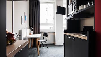 Base HUB | Wohnbereich | 75-cm-Flachbildfernseher mit Satellitenempfang, Arbeitsbereiche