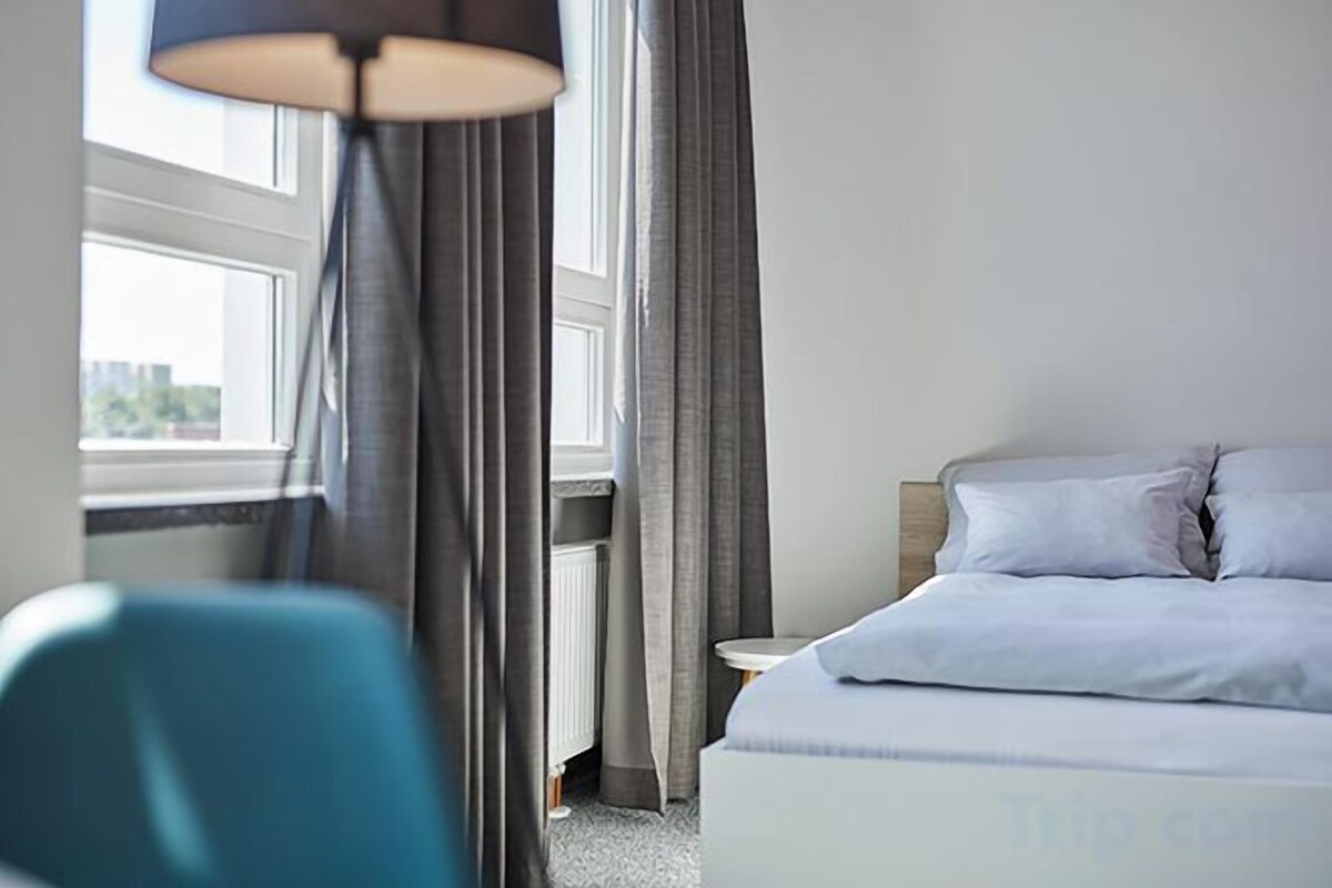 Ropa de cama hipoalergénica y caja de seguridad en la habitación 