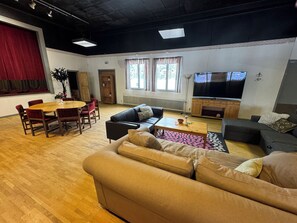 Smart TV, DVD player, table football, ping pong