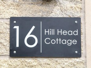 A black house number sign with '16' and 'Hill Head Cottage' written on it. - Peak District New Modern Cottage in Buxton (Buxton)