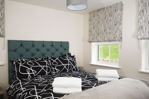 3 bedrooms, iron/ironing board, free WiFi, bed sheets - Peak District New Modern Cottage in Buxton (Buxton)